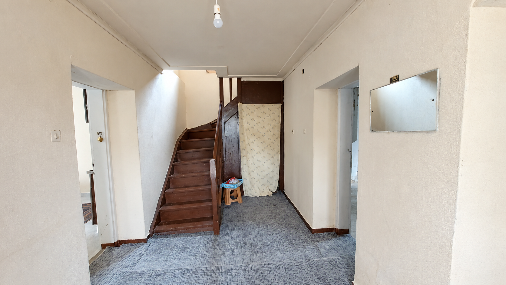 Продава двуетажна къща с просторен двор в с. Мандра, област Хасково