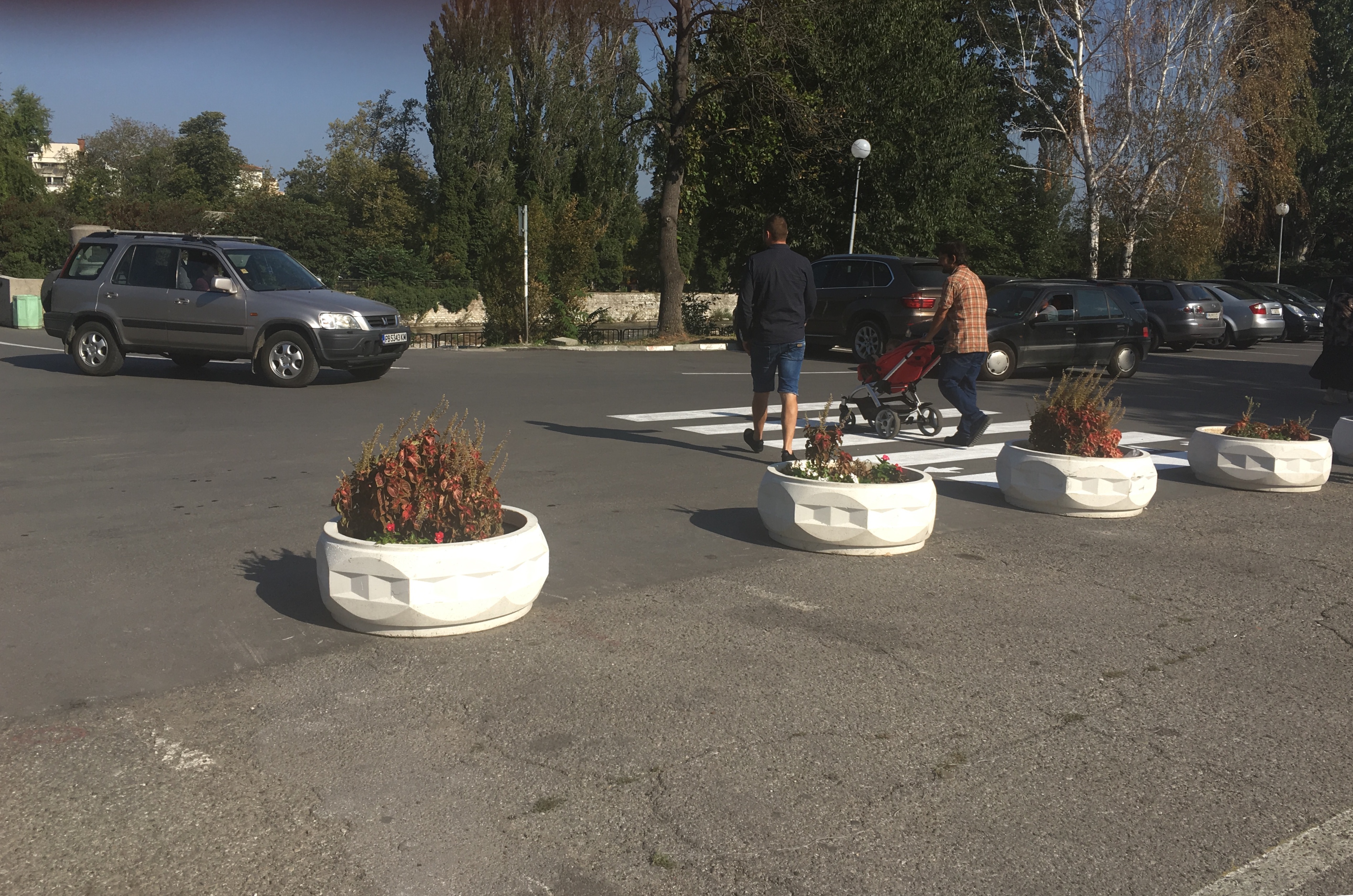 Нови пешеходни пътеки в центъра на Асеновград Нови пътеки тип “зебра” се появиха днес преди моста до х-л “Асеновец”. Освен тях очертания бяха направени и на местата за таксиметрови автомобили на стоянката там.   