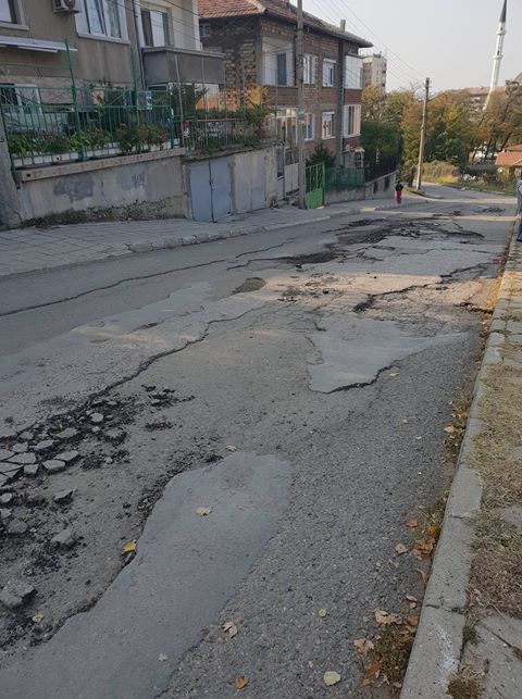 Дупка до дупка и до нея пак дупка - така изглежда ул. „Росица” към днешна дата. Снимката е една от общо няколко, изпратени до Asenovgrad.NET от възмутени граждани, които вече не  смогват на ремонтите по колите си. Бърза проверка в разчета на капиталовите разходи на Община Асеновград за 2018 г. показа, че е предвидено асфалтиране на улицата. Става дума за участъка от ул. "Атанас Мишев” до ул. ”Неза...