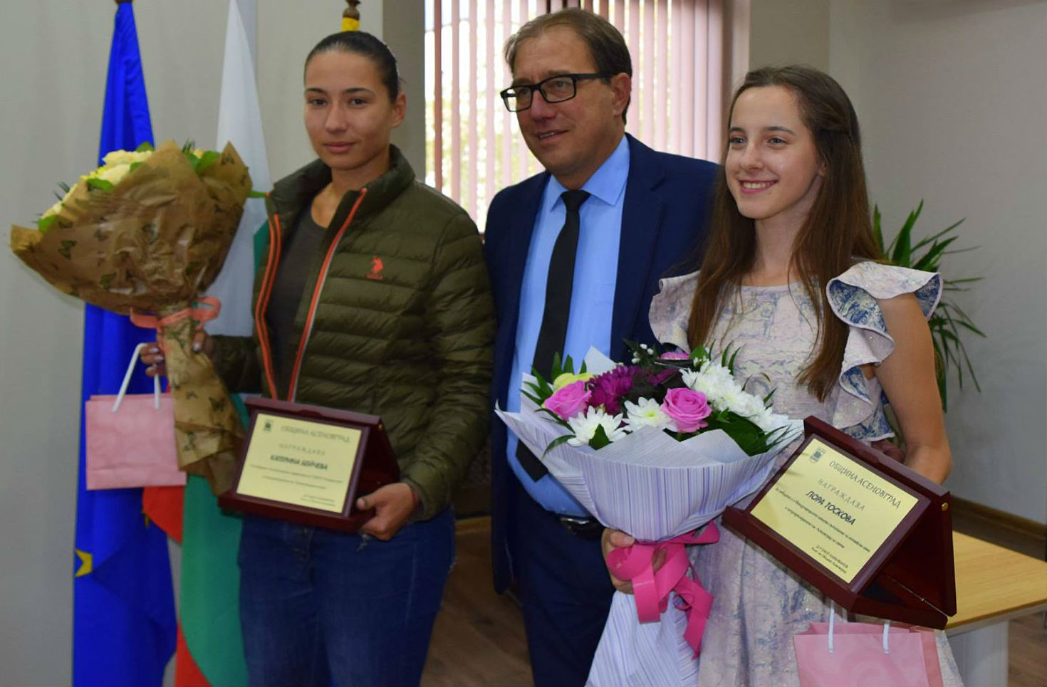 Плакети за високи постижения на Катя Бейчева и Лора Тоскова Кметът на Асеновград Емил Караиванов и представители на общинското ръководство посрещнаха днес Катерина Бейчева и Лора Тоскова. За своите високи постижения градоначалникът връчи на двете момичета плакети. Постиженията на Катя от СК „Асеновец Таекуон-до клуб” са много, последното от тях през октомври, когато стана вицешампион по Савате (фр...
