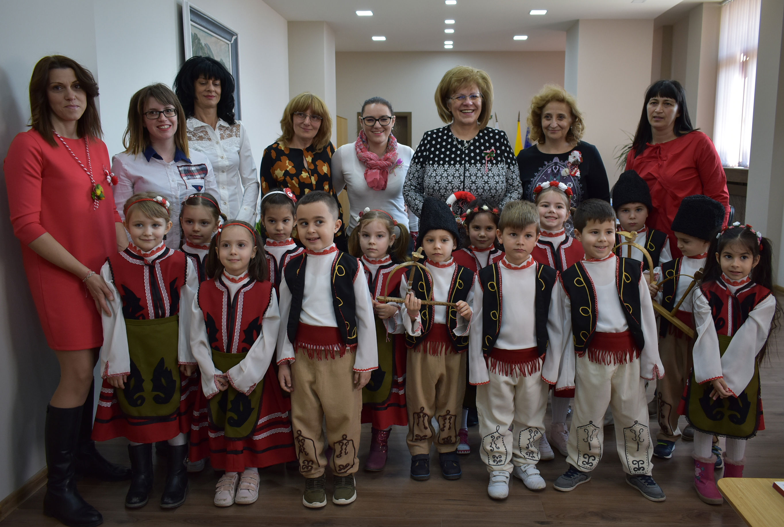 Пратеници на Баба Марта Възпитаници от детска градина „Асенова крепост” донесоха пролетно настроение и усмивки в сградата на местната администрация. Малчуганите пяха песнички и рецитираха стихчета за Баба Марта. Ученици от училище „Панайот Волов” също поднесоха своите поздрави към асеновградската управа и се снимаха за спомен до мартенското дърво във фоайето на Общината.