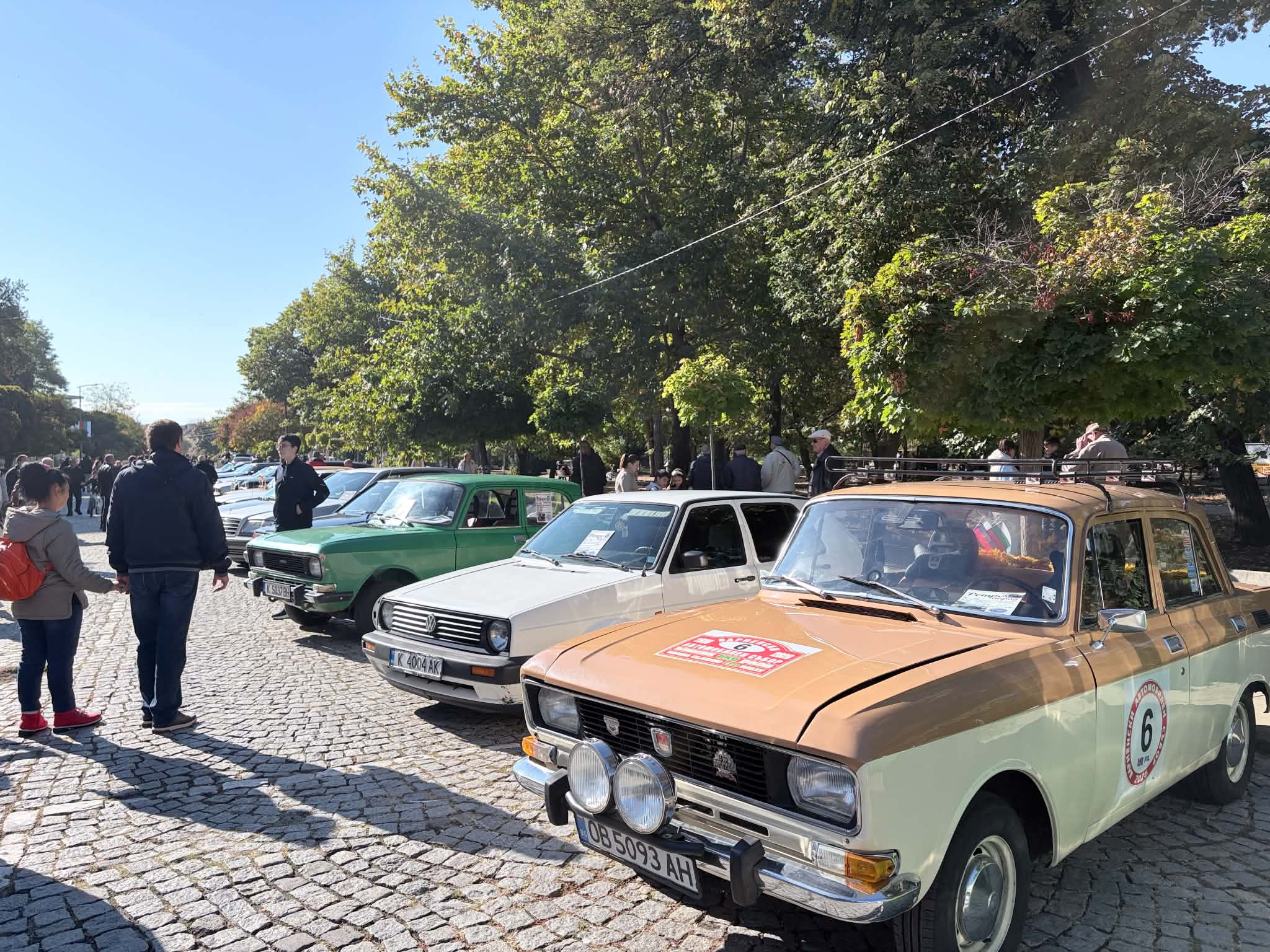 Соц автомобили на авто ретро парада в Кърджали