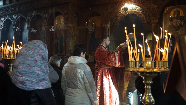 Десетки вярващи изпълниха храма "Свети Николай Чудотворец" в смолянския квартал Устово