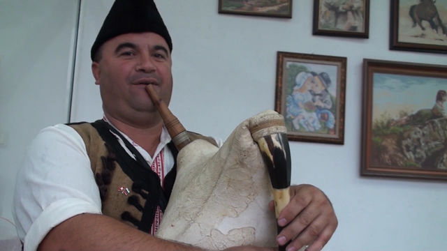 Кой спасява празничния дух по селата,въпреки безпаричието