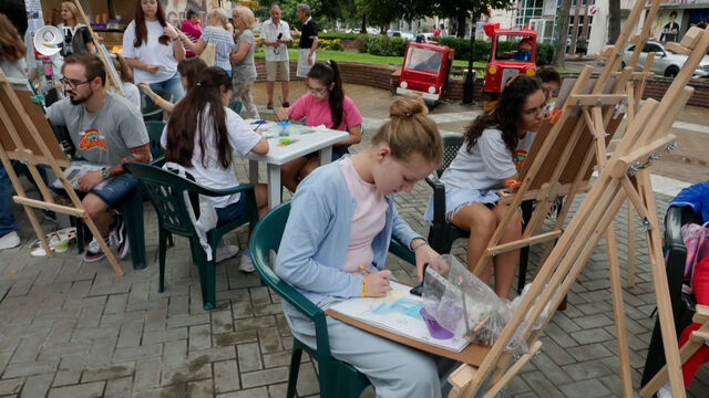 Малки художници творят в сърцето на града