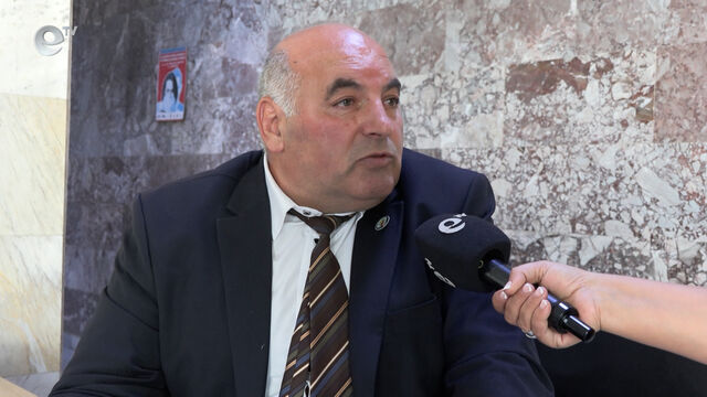 Наложиха глоба за хулиганство на Цанко Карталов, който хвърли домат по кмета на Доспат
